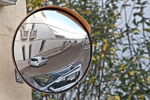 Espejo convexo de tráfico que refleja una calle