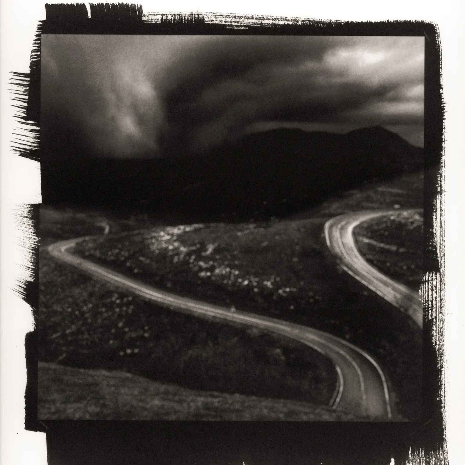 Calitipia con una carretera serpenteante bajo un cielo oscuro