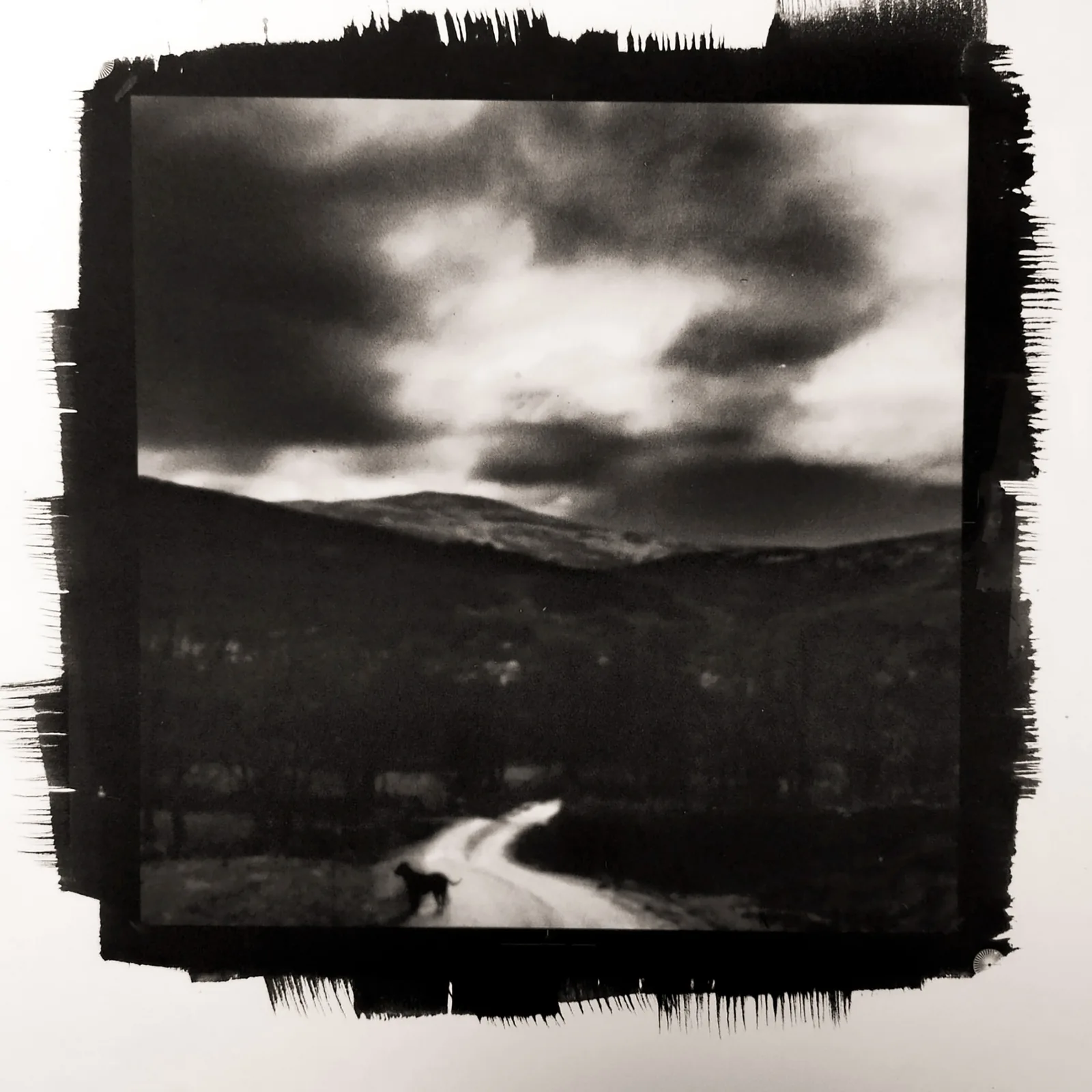 Paisaje con nubes y carretera de la serie Mucho por ver