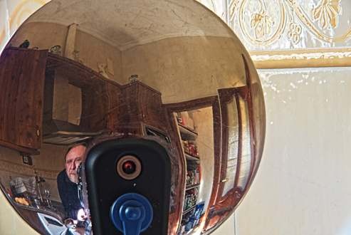 Reflejo de la cámara en una esfera metálica