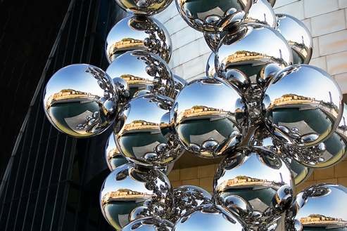 Escultura de esferas reflectantes: Reflejos, fotografía de Javier Morales